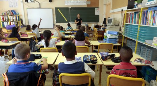 Elementary school children are seen in a classroom on the first day of class in the new school year in Nice, September 3, 2013.    REUTERS/Eric Gaillard (FRANCE - Tags: EDUCATION) - RTX135OO